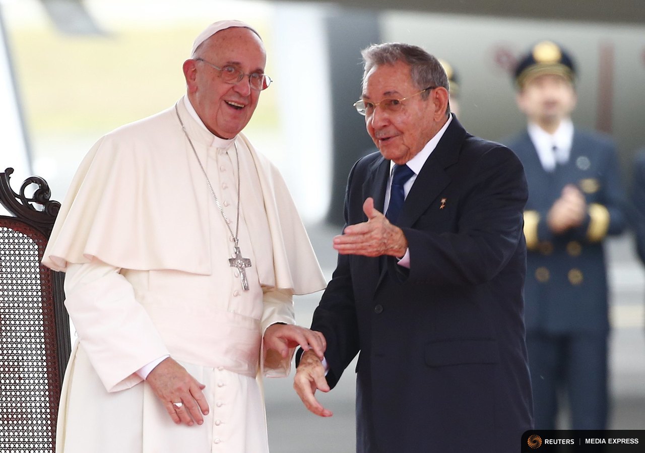 Pope Francis talks with Cuba’s President Raul Castro during a welcoming ceremony at the Havana airport