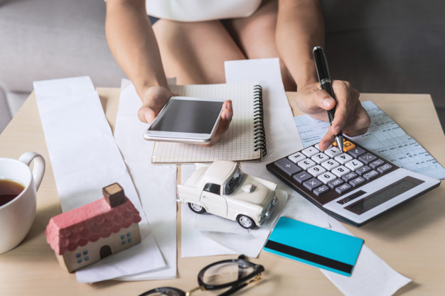 https://www.freepik.com/premium-photo/young-woman-using-smart-phone-checking-bills_3859639.htm#page=2&query=debt&position=23