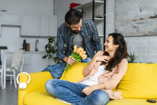 https://www.freepik.com/free-photo/husband-giving-flowers-her-wife_7070091.htm#page=1&query=flower%20giving&position=12