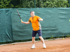 https://www.freepik.com/premium-photo/middle-aged-man-plays-tennis-court-with-natural-earth-surface-sunny-summer-day_6595191.htm#page=2&query=senior+tennis&position=22