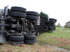 https://pixabay.com/photos/semi-accident-crash-truck-2659736/