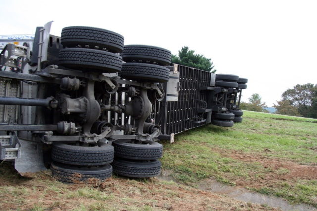 https://pixabay.com/photos/semi-accident-crash-truck-2659736/