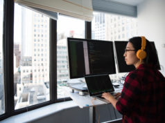 https://www.pexels.com/de-de/foto/arbeit-arbeiten-arbeitsplatz-buro-1181676/
