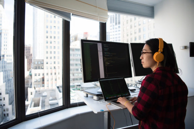 https://www.pexels.com/de-de/foto/arbeit-arbeiten-arbeitsplatz-buro-1181676/