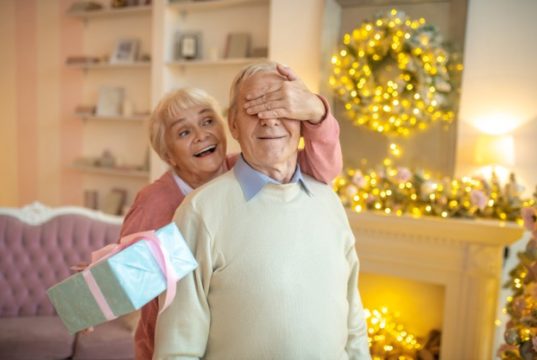 https://www.freepik.com/premium-photo/senior-couple-exchanging-gifts_10832981.htm#page=1&query=senior%20gift%20exchange&position=0