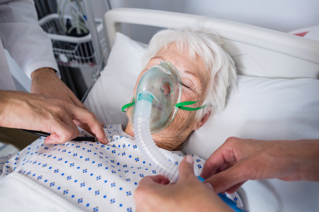 doctors-examining-senior-patient-with-stethoscope_107420-63749 https://www.freepik.com/free-photo/doctors-examining-senior-patient-with-stethoscope_8236656.htm#page=2&query=patient+in+bed&position=0