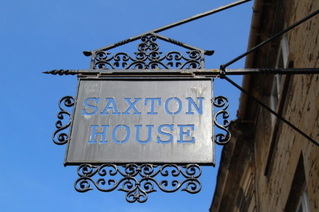 https://pixabay.com/photos/signalise-hanging-sign-metal-3296803/