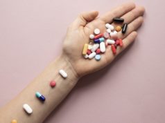 https://www.freepik.com/premium-photo/top-view-hand-full-colorful-pills_6823341.htm#page=2&query=pills+hand&position=4