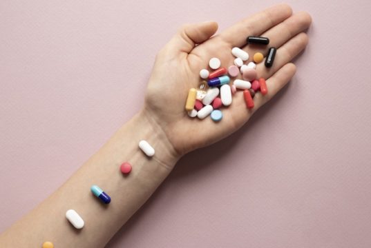 https://www.freepik.com/premium-photo/top-view-hand-full-colorful-pills_6823341.htm#page=2&query=pills+hand&position=4