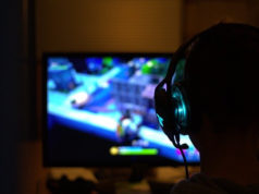 https://pixabay.com/photos/fortnite-computer-game-game-gamer-4129124/