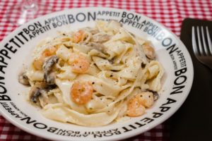 https://www.freepik.com/premium-photo/delicious-fettuccine-with-cream-sauce-mushrooms-shrimp-plate-that-says-bon-appetite-with-red-checkered-tablecloth-italian-cuisine_12912817.htm