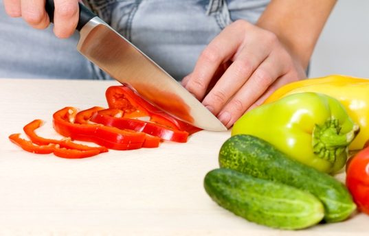 https://www.freepik.com/free-photo/closeup-hands-woman-cooking-salad-kitchen_10626473.htm