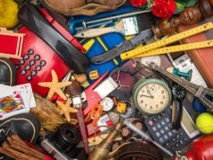 https://www.freepik.com/premium-photo/many-objects-chaos_5323665.htm#page=1&query=clutter&position=8