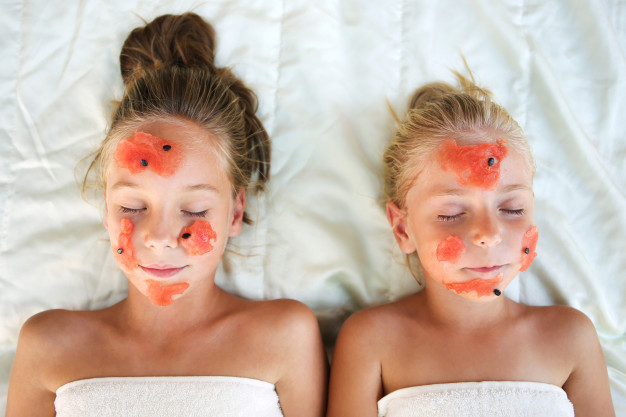 beautiful-girls-with-facial-mask-oatmeal-top-view_104376-903 https://www.freepik.com/premium-photo/beautiful-girls-with-facial-mask-oatmeal-top-view_9129647.htm#page=1&query=oatmeal%20treatment&position=17