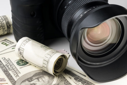 https://www.freepik.com/premium-photo/close-up-black-digital-camera-banknotes-with-white-background_8256114.htm#page=3&query=photographer+money&position=10