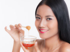 https://www.freepik.com/premium-photo/woman-holding-honey-removing-paste_2289450.htm