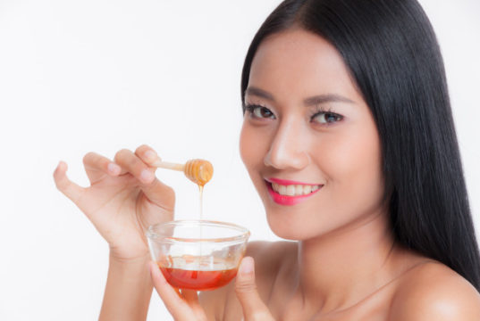 https://www.freepik.com/premium-photo/woman-holding-honey-removing-paste_2289450.htm