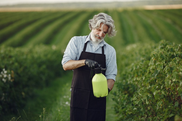 https://www.freepik.com/free-photo/farmer-spraying-vegetables-garden-with-herbicides-man-black-apron_10065452.htm#page=5&query=pest+control&position=38