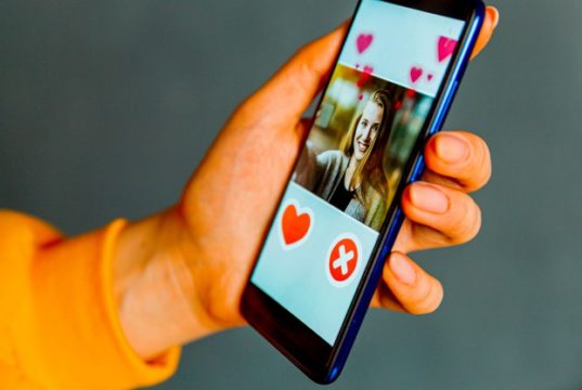 https://www.freepik.com/premium-photo/online-dating-app-smartphone-man-looking-photo-beautiful-woman_12172041.htm#page=1&query=tinder&position=23