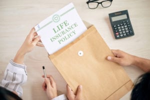 https://www.freepik.com/free-photo/people-with-contract-life-insurance_6802036.htm#page=1&query=life%20insurance&position=26