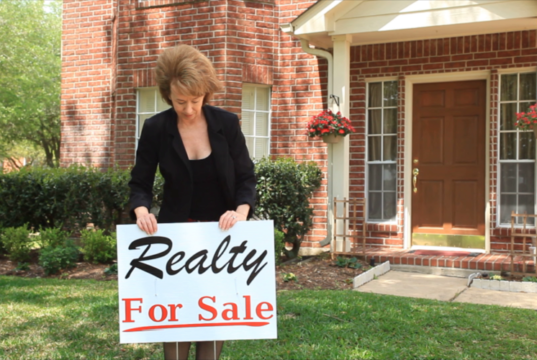 https://www.storyblocks.com/video/stock/realtor-putting-forsale-sign-in-yard--sww3yn