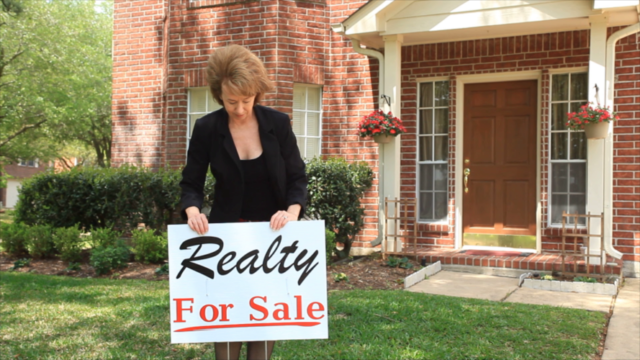 https://www.storyblocks.com/video/stock/realtor-putting-forsale-sign-in-yard--sww3yn