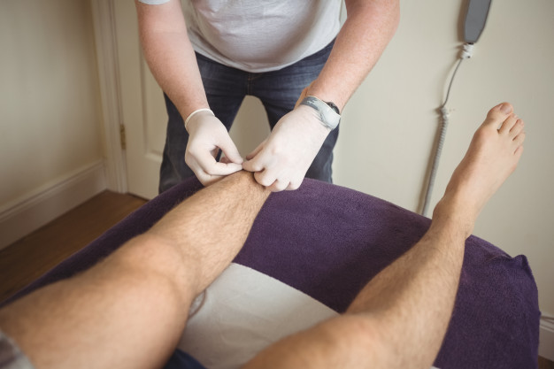 https://www.freepik.com/free-photo/physiotherapist-performing-dry-needling-leg-patient_8405551.htm#page=1&query=acupuncture%20feet&position=6