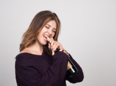 https://www.freepik.com/free-photo/young-woman-warm-knitted-sweater-trying-open-bottle-wine_15197061.htm#page=2&query=opening%20wine&position=0