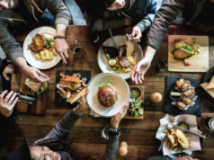 https://www.freepik.com/premium-photo/group-friends-eating-together_2695320.htm#page=2&query=snacking&position=25