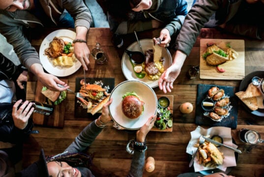 https://www.freepik.com/premium-photo/group-friends-eating-together_2695320.htm#page=2&query=snacking&position=25