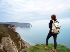 https://www.freepik.com/premium-photo/beautiful-landscape-girl-standing-edge-rock-etretat-france_19234755.htm?query=gift%20trip&collectionId=863&page=1&position=14&from_view=collections