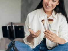 https://www.freepik.com/free-photo/smiley-woman-holding-make-up-brushes-while-vlogging_11274919.htm#query=vlogger&position=41&from_view=search