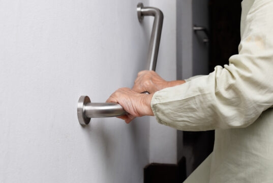 https://www.freepik.com/premium-photo/elderly-woman-holding-handrail-safety-walk-steps_21928390.htm#query=fraile%20person&position=0&from_view=search