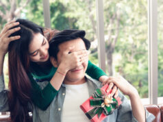 https://www.vecteezy.com/photo/1226541-woman-surprises-boyfriend-with-gift-for-valentine-s-day