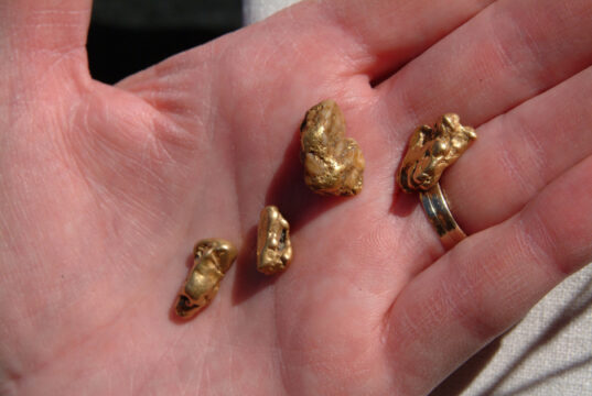 https://www.vecteezy.com/photo/3779036-gold-nuggets-in-hand