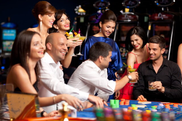 https://www.vecteezy.com/photo/911191-happy-caucasian-friends-playing-roulette-in-casino