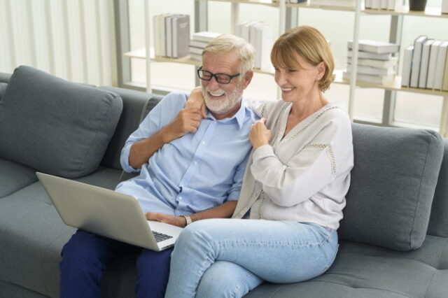 https://www.vecteezy.com/photo/6273358-happy-caucasian-senior-couple-using-laptop-at-home