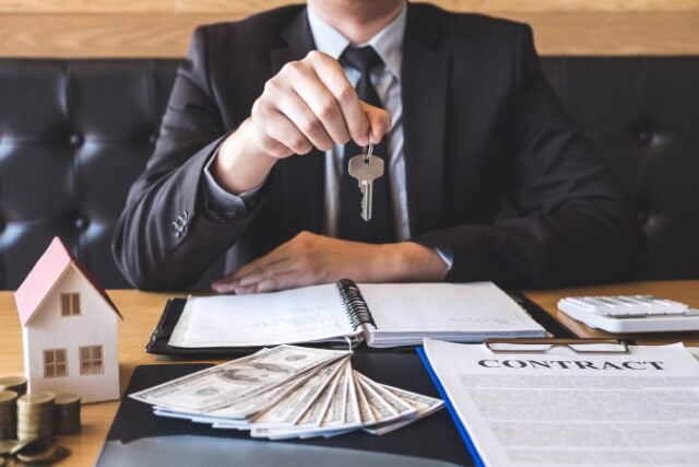 vecteezy_real-estate-agent-handing-over-house-keys_1226840 https://www.vecteezy.com/photo/1226840-real-estate-agent-handing-over-house-keys