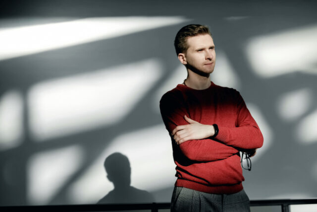 https://www.vecteezy.com/photo/5333984-young-man-in-a-red-sweater-on-a-white-background-with-shadows-from-the-light-copy-empty-space-for-text