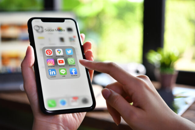 female-holding-smartphone-with-icons-social-media-screen-coffee-shop https://www.freepik.com/premium-photo/female-holding-smartphone-with-icons-social-media-screen-coffee-shop_7704839.htm#query=social%20media&position=10&from_view=search