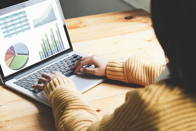 A female employee using computer to check the company's investment budget https://www.vecteezy.com/photo/3667271-a-female-employee-using-computer-to-check-the-company-s-investment-budget
