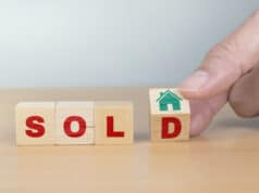 https://www.vecteezy.com/photo/3527554-hand-holding-wood-cube-block-with-icon-house-and-word-sold