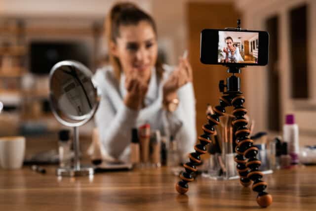 https://www.freepik.com/free-photo/closeup-female-influencer-live-streaming-about-beauty-products-home_25910110.htm#query=vlog&position=5&from_view=search