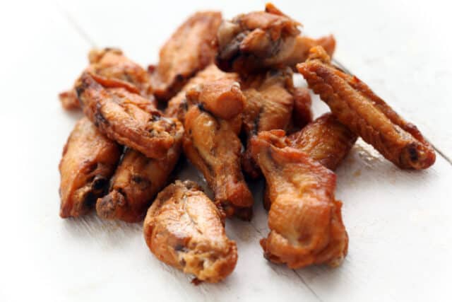 https://www.freepik.com/free-photo/grilled-chicken-wings-white-table_5909243.htm#query=chicken%20wings&position=2&from_view=search