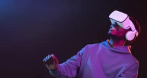 https://www.freepik.com/free-photo/portrait-young-african-american-man-with-vr-glasses_13611687.htm#query=VR&position=1&from_view=search