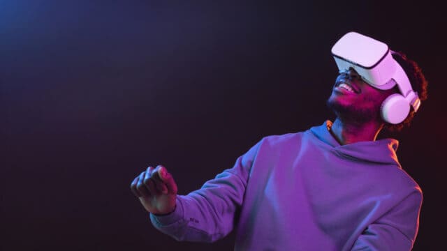 portrait-young-african-american-man-with-vr-glasses https://www.freepik.com/free-photo/portrait-young-african-american-man-with-vr-glasses_13611687.htm#query=VR&position=1&from_view=search