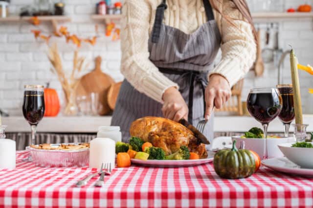 https://www.vecteezy.com/photo/8321182-woman-preparing-thanksgiving-dinner-at-home-kitchen-decorating
