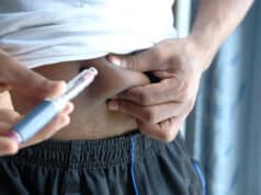 https://www.vecteezy.com/photo/2738734-young-man-hand-using-insulin-pen-close-up