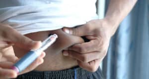 https://www.vecteezy.com/photo/2738734-young-man-hand-using-insulin-pen-close-up