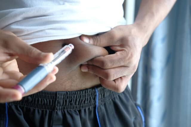 young man hand using insulin pen close up . https://www.vecteezy.com/photo/2738734-young-man-hand-using-insulin-pen-close-up